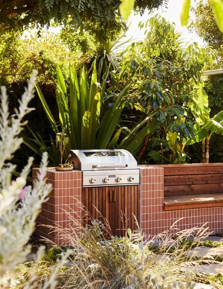 Proof that a garden doesn&rsquo;t need to be sprawling to make a serious impact. This pocket-sized beauty by @miniscapes has lived on our inspiration moodboard for years&mdash;and it&rsquo;s not hard to see why.

The tiled bench seat in that rich och