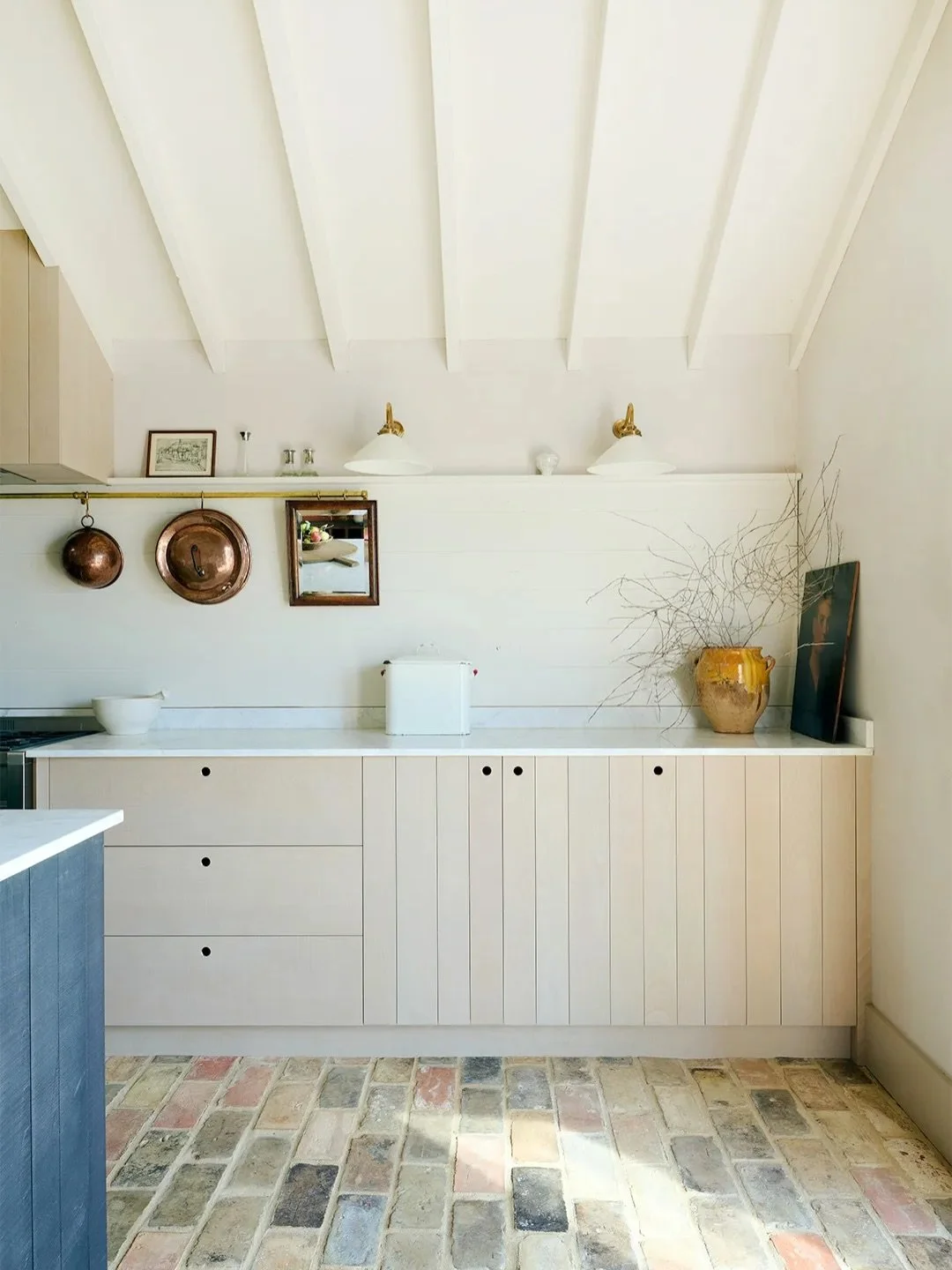 How we love a good before and after! This sublime, minimal yet textural kitchen by @devolkitchens stopped us in our tracks&hellip; what do you find the most difficult in kitchen design?