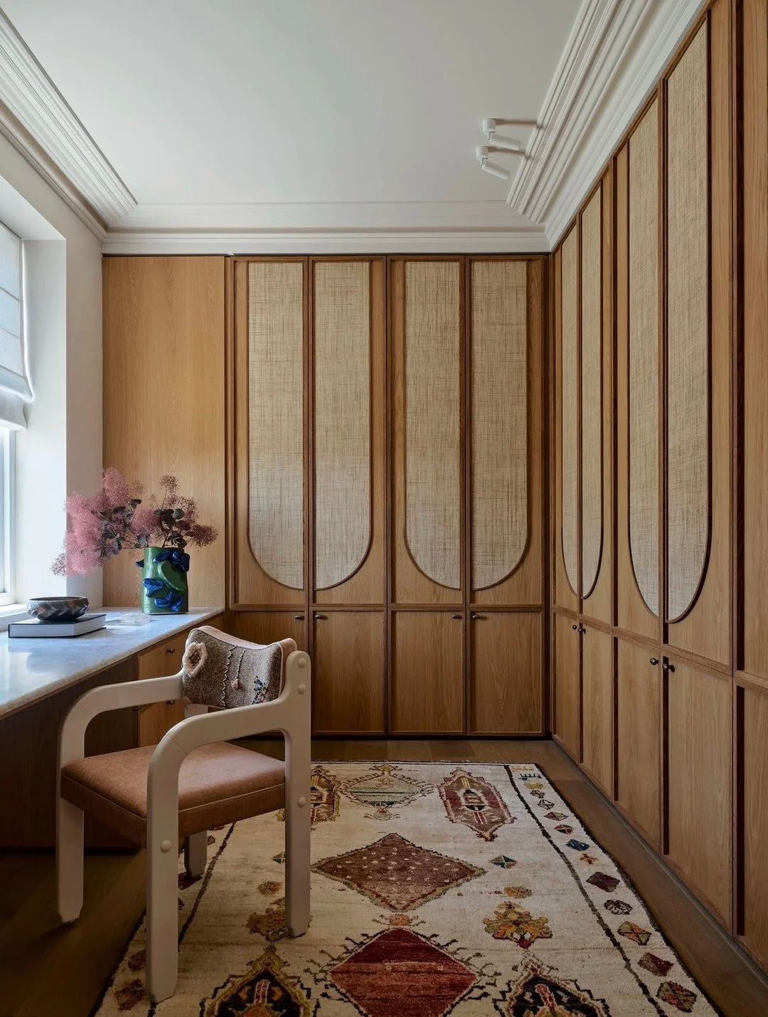 Can we just take a moment for this wardrobe... I mean?! WOW! 
This is detail and design, perfectly executed into vision. It's warm and laid back, yet the detailing bring a sophistication which will defy being dated. Bravo @arentpykestudio, you've don