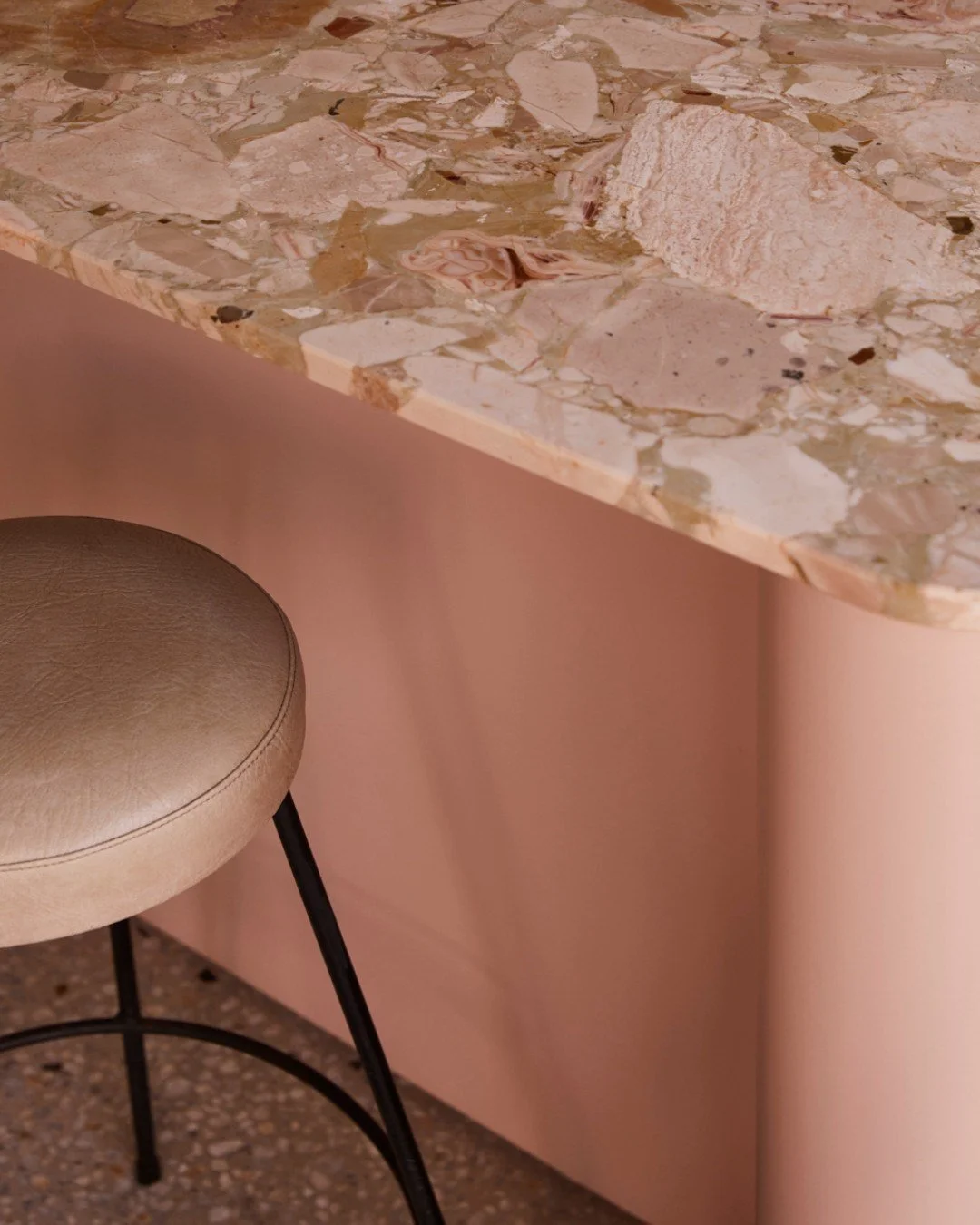 We&rsquo;re a little obsessed with this perfectly pink kitchen 💗

Designed by @fowlerandward, this Melbourne home leans into its Art Deco roots &mdash; not through grandeur, but through charm, character, and a sense of continuity.

What we love most