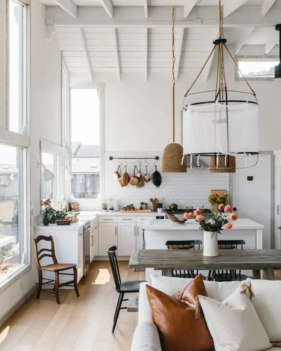 Layered, textured and full of conversation starters&hellip; this cosy home in Inverness California by @cmnaturaldesigns is making our heart sing! 
#interiordesign #homedesign #interiors