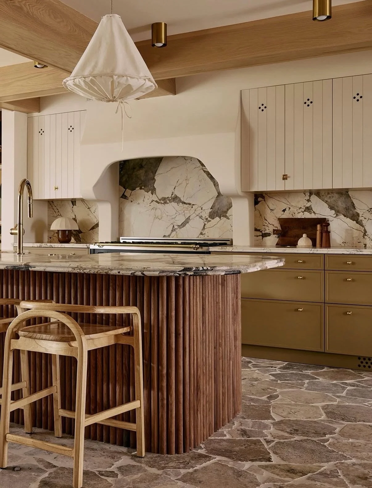 One of our favourite kitchens by the incredibly talented Sarah Sherman Samuel. 🤍

We couldn&rsquo;t stop staring at that gorgeous pendant light&hellip; especially since our beloved Enoki Cumulus pendant is no longer available. So naturally, we went 