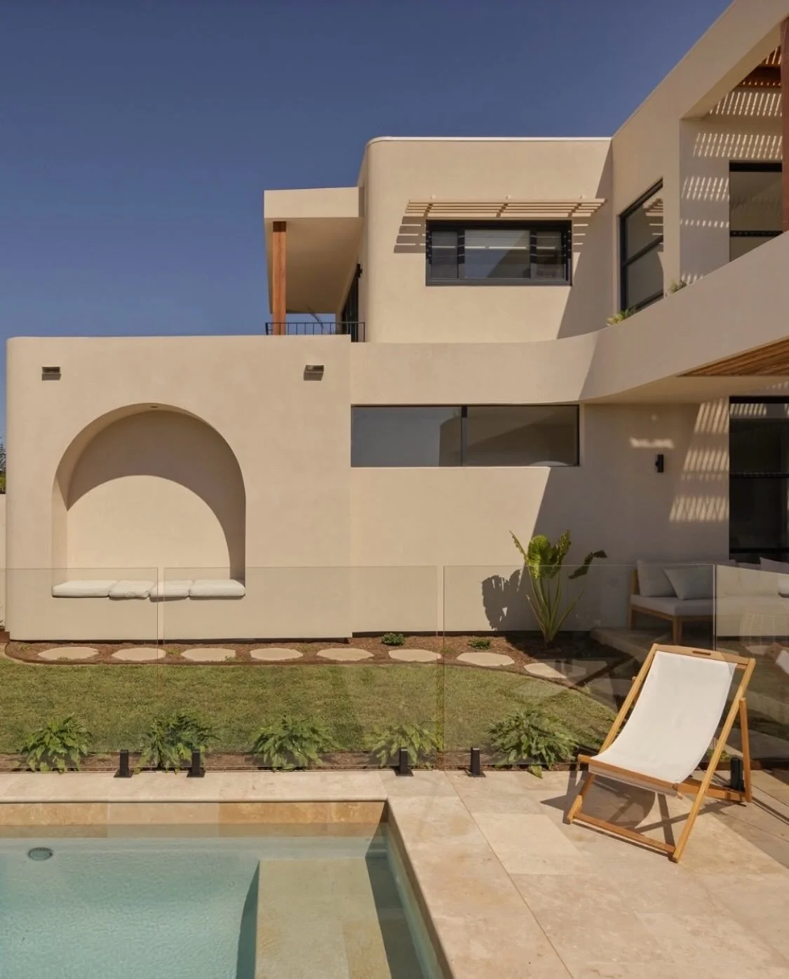 WAVE BREAK HOUSE: 
Ever wondered what it&rsquo;s like to wake up to the sound of the ocean? Well at Wave Break that&rsquo;s exactly what happens. 

A striking blend of contemporary architecture and relaxed coastal living, this Skennars Head home is o