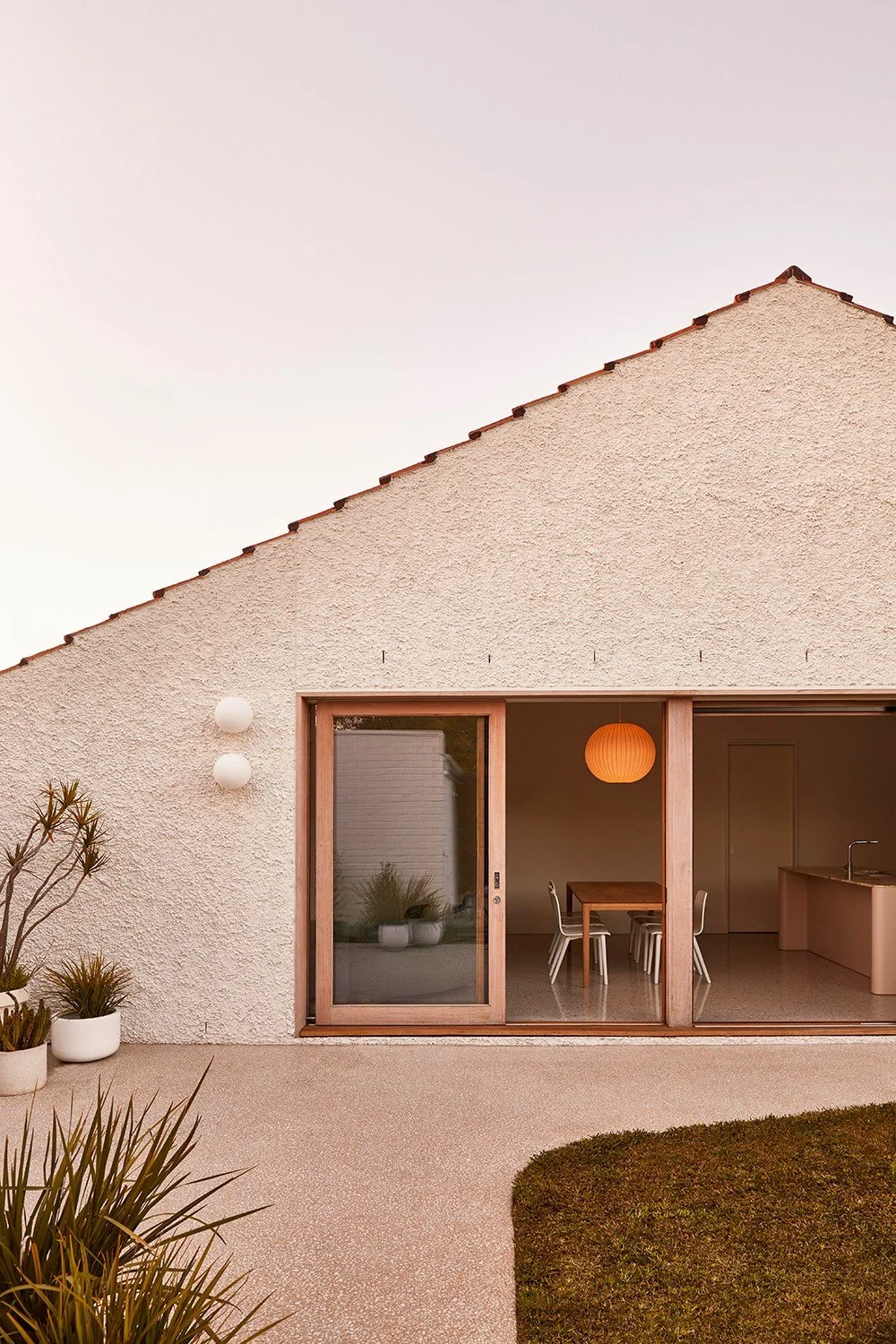 A little design inspo for your Monday. You're welcome! 

Who says an extension needs to look like an extension? We love a renovation that celebrates the original character of a home rather than trying to compete with it. And this little Art Deco beau