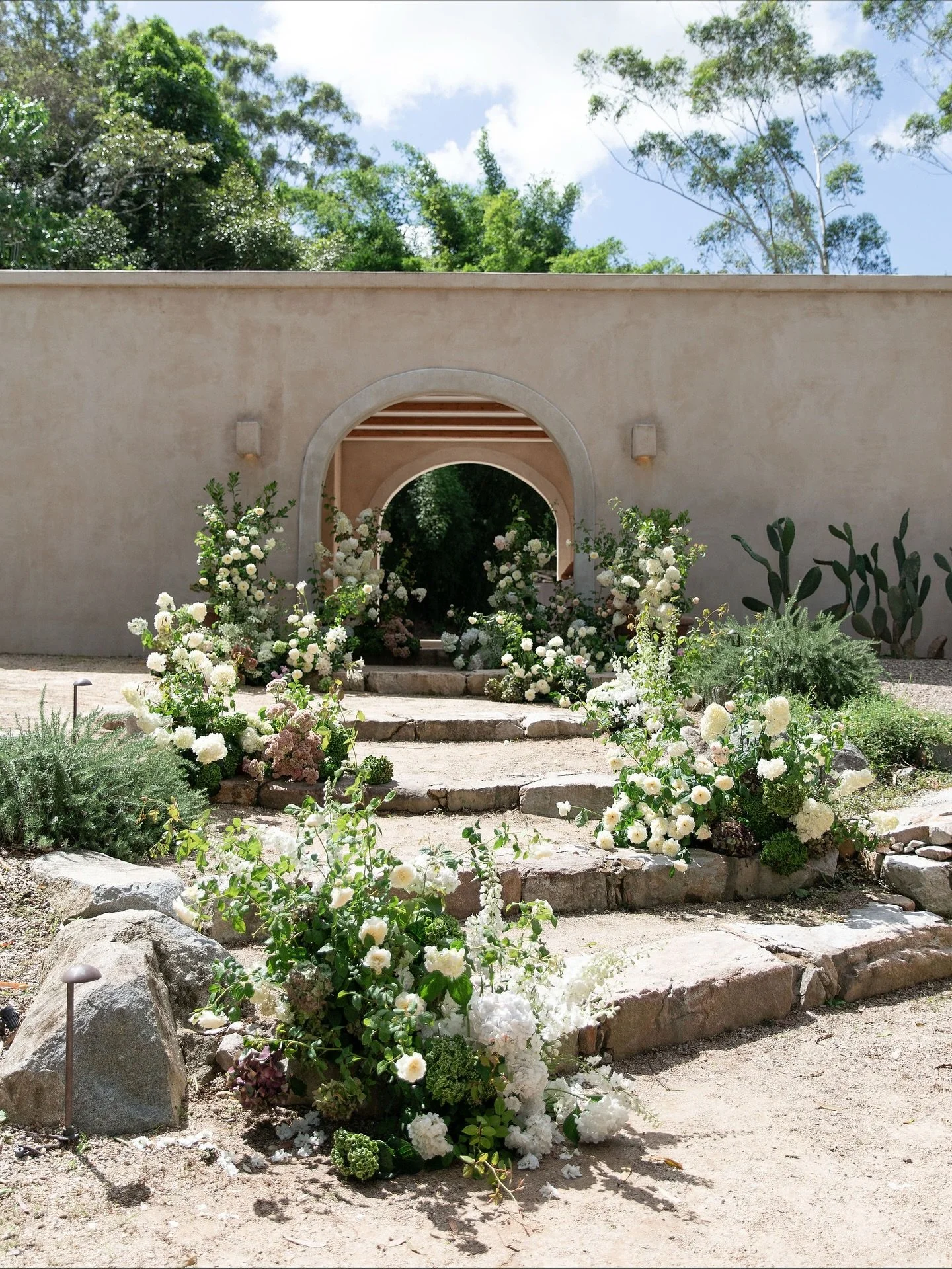 Beautiful details by @weddingsofdesire and @bloodwoodbotanica 
@casa.renoir