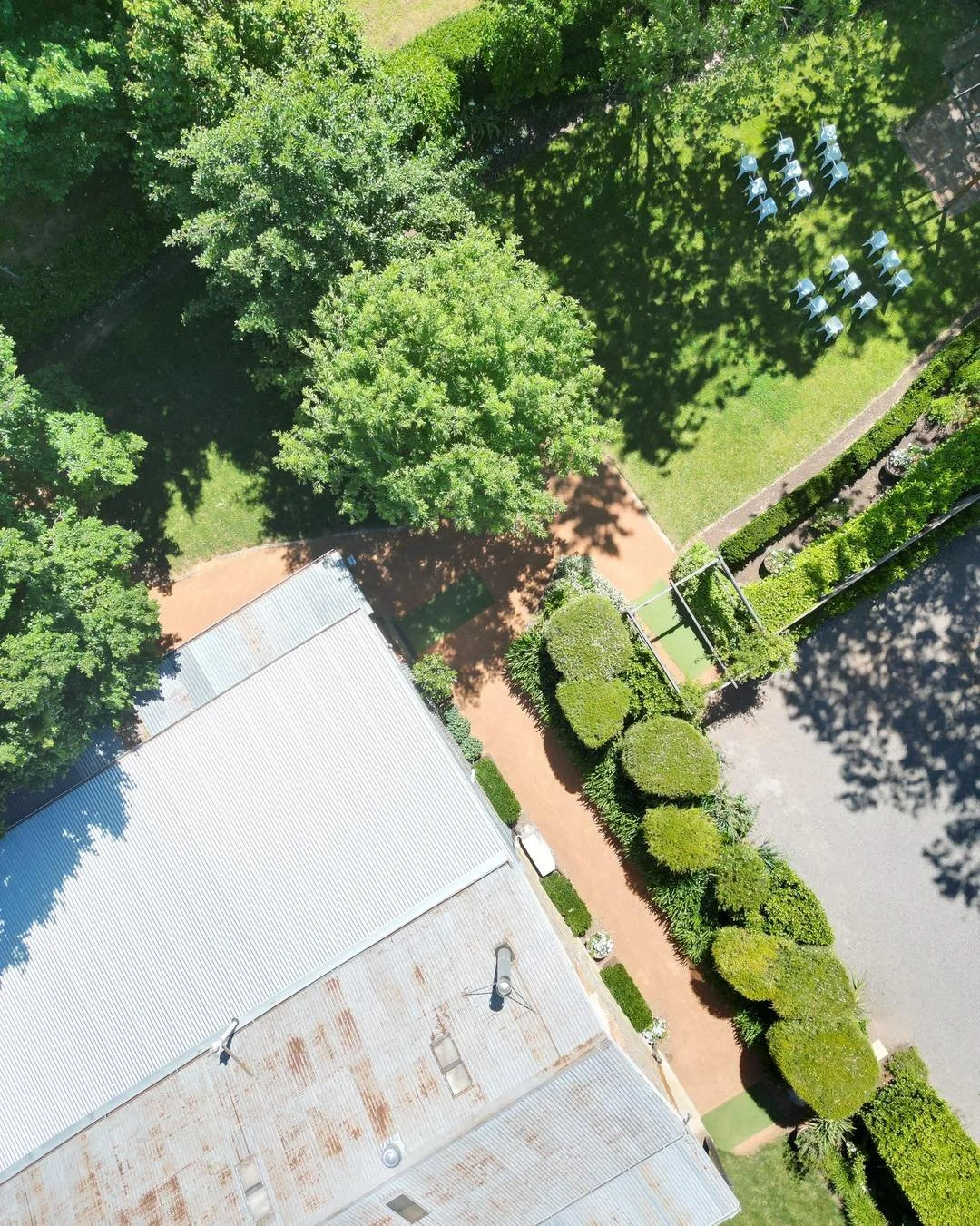 From above, @theoldcoachstables shows off its natural aisles, a lush canopy overhead, and a landscape made for unforgettable moments. 

Contact us today for more information on this beautiful venue - link in bio.

#events #gunning #collector #canberr