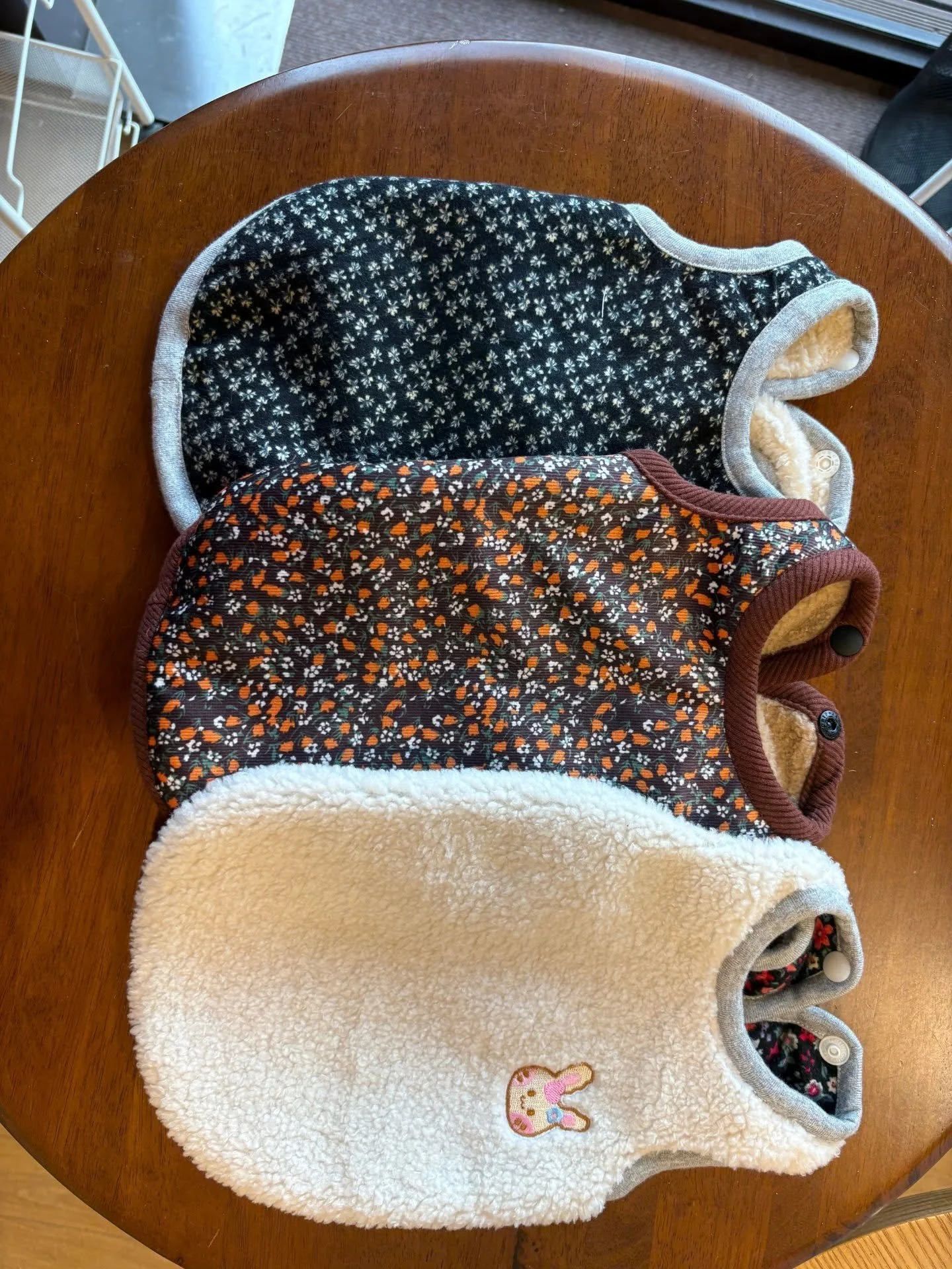 신상 수제의류 입고🎁
제주에서 한땀한땀 정성스레 만든 겨울 수제의류 신상들 입고되었습니다!

바느질 마감부터 원단 퀄리티까지 대량생산하는 수입산 의류와는 비교불가🚫
중간유통마진을 줄이고자 직접 작가님께 납품받아 매장에서 저렴하게 판매하고있어요

아우아우에서 다양한 스타일의 겨울옷들을 합리적인 가격에 만나보세요!
.
.
🐾 #제주애견카페 #아우아우 🐾
▪️15kg미만 반려견 출입가능
(오전 단독대관시 대형견, 어린이 출입가능)
▪️실내공간