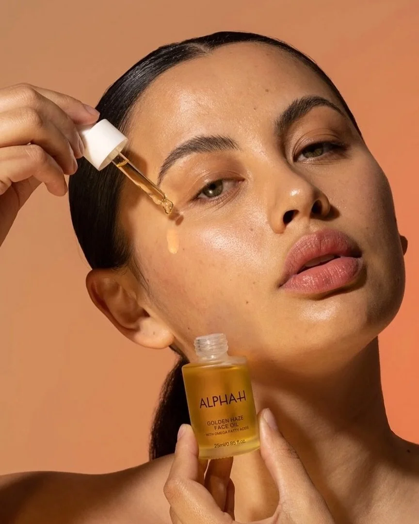 Golden Haze Face Oil ~ Lightweight nourishment designed to soften the skin and reveal a smooth, radiant finish.

Available in store. 

#alphah
#facialoil
#glowingskin
#skincareprofessionals
#luminousskin