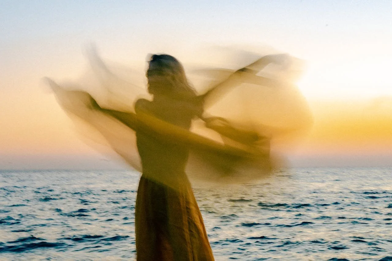 Portrait de femme flou qui danse au coucher de soleil