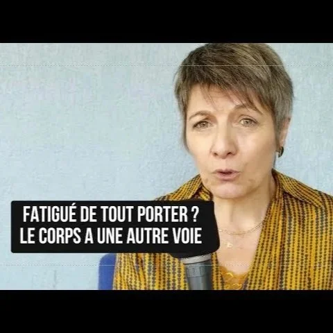 Une femme acquiert la parole lors d'une interview ou d'une discussion, avec un texte en français qui dit : « Fatigué de tout porter ? Le corps a une autre voie ».
