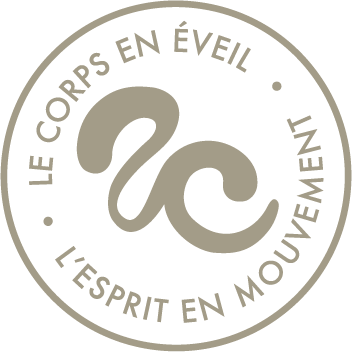Logo rond avec le texte "Le corps en éveil, l'esprit en mouvement" autour des initiales stylisées VC de Via Corpo.