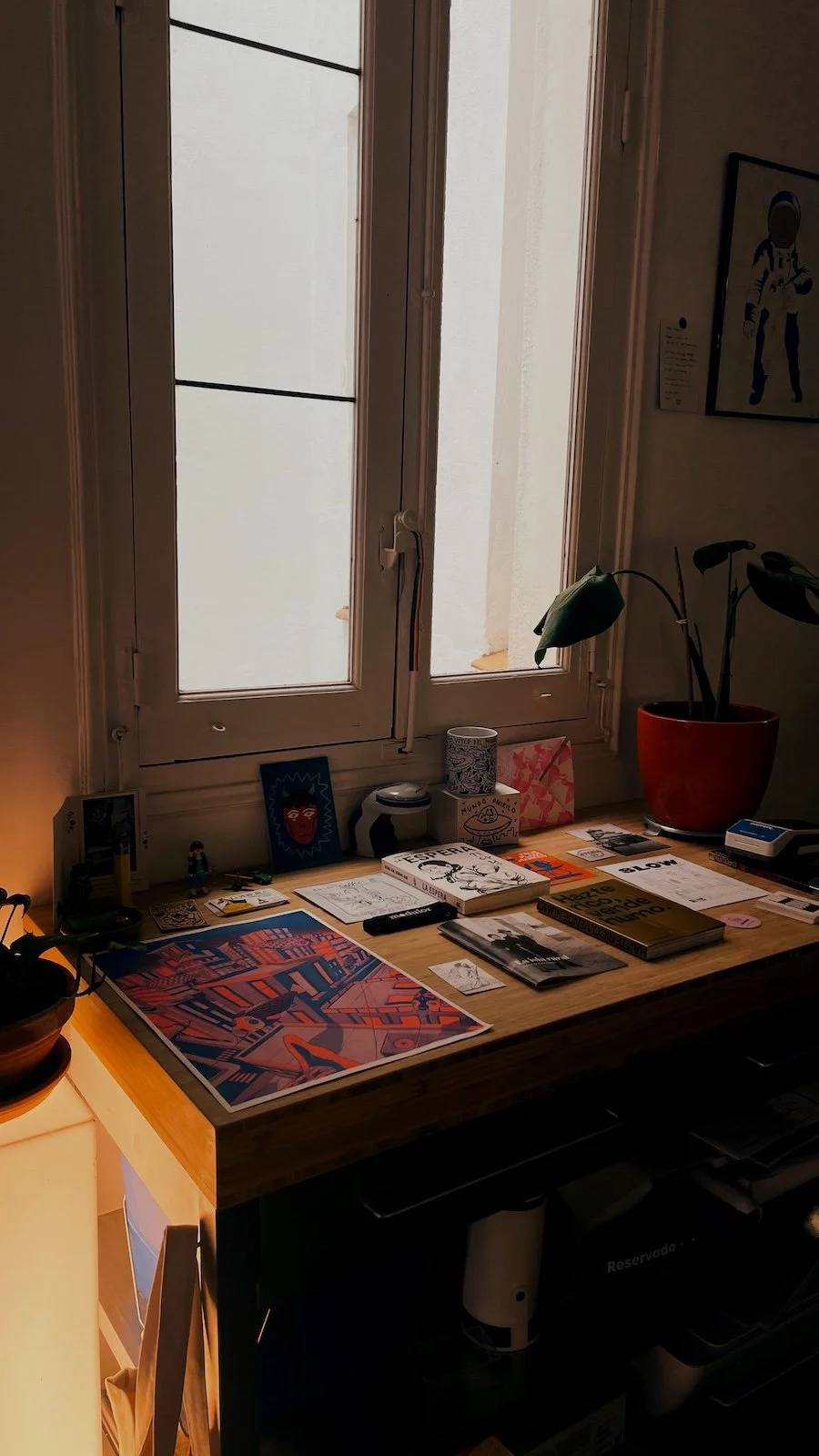 Bureau en bois avec des livres et des illustrations