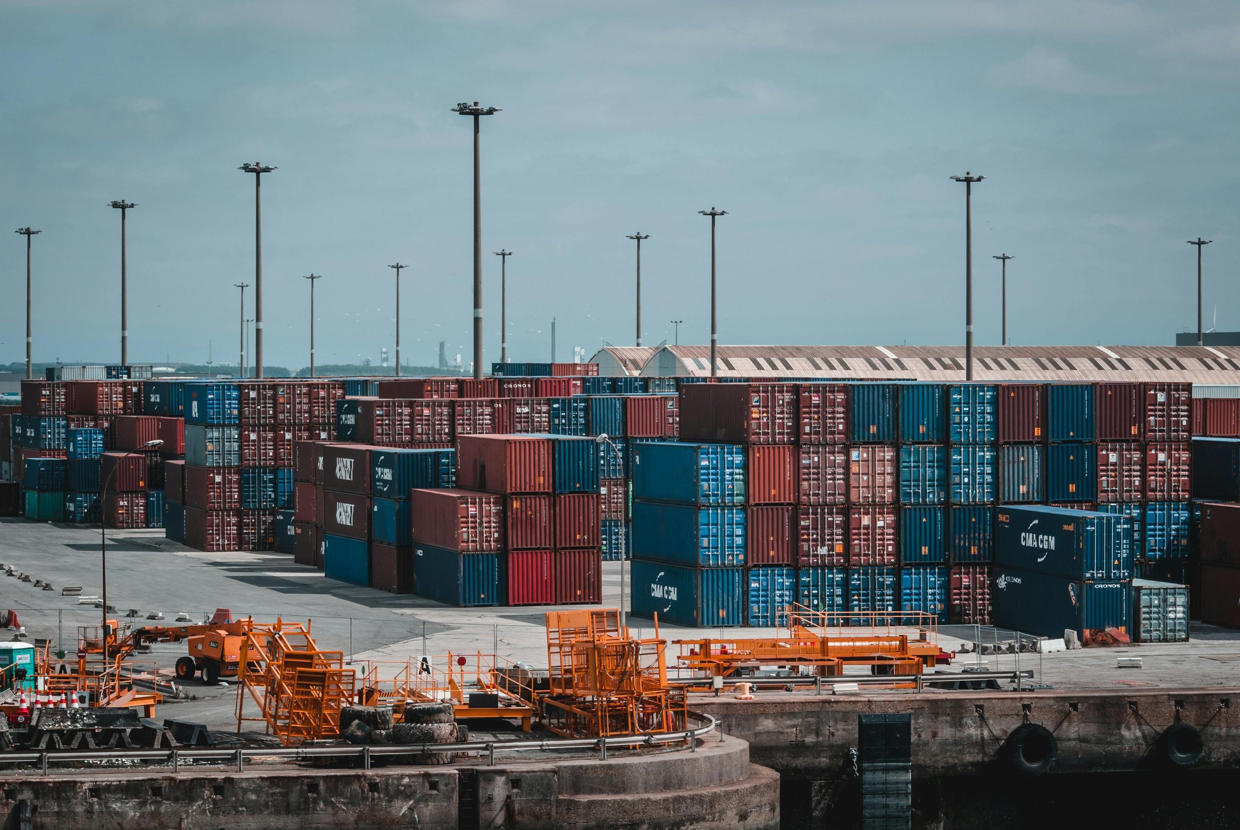 General view of a logistics space showing several containers ready for transport.