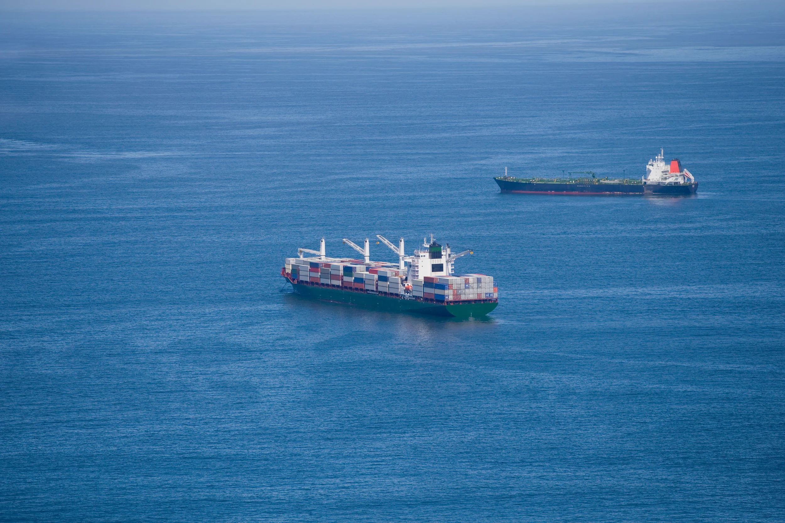 Vista general del mar en donde se puede ver un Sea freight con detalles de carga