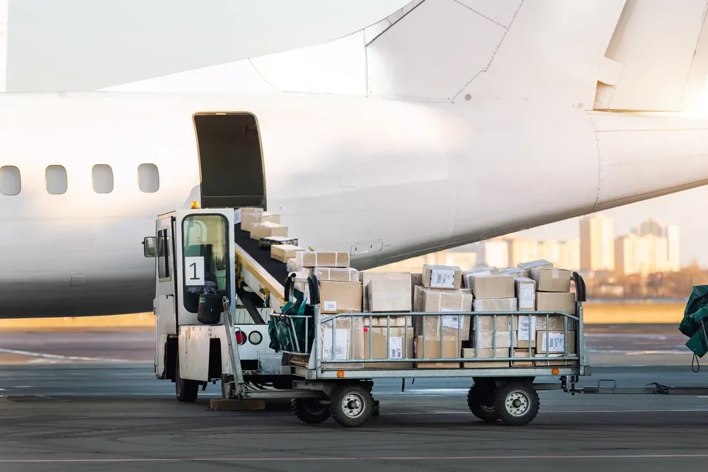 Simulation of using intermodal transport to ship goods to another country by plane.