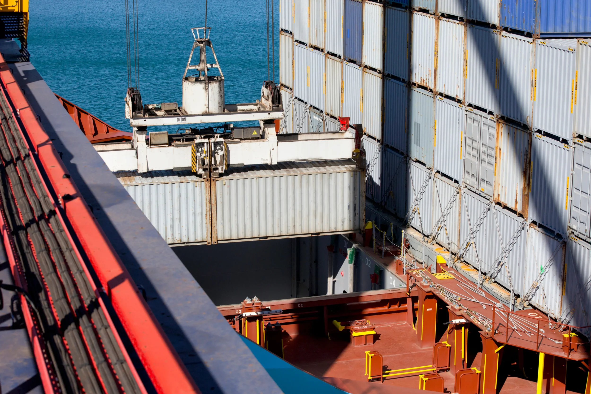 Acercamiento a un Sea freight en donde se puede ver cómo se agrega la carga.