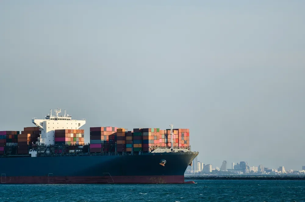 Vista general de un transporte intermodal en donde se puede ver el trasladó de la mercancía en un barco.