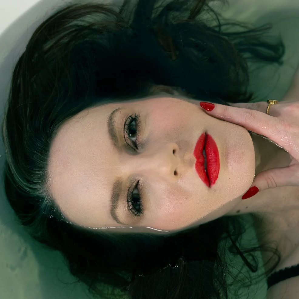 Her face framed by water .....

Model - @roseraven.xo 
📸 - Sony A7CR

#sydneymodel #sydneyphotographer #photoshoot #headshot #studiophotography