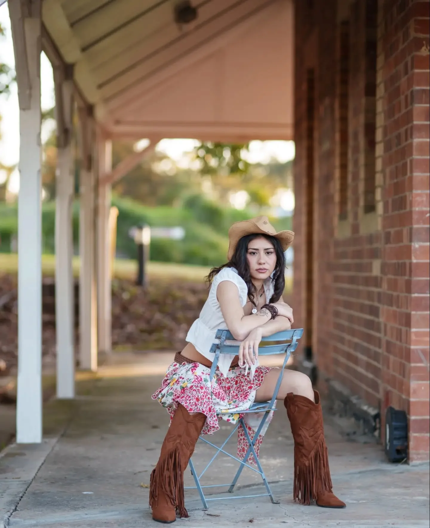 A cottage, a random blue chair and the model - perfectly staged.

Model - @misss_tia 

📸 - Sony A7CR paired with the Sigma 85mm f1.4 DG HSM art lens 

#sydneymodel #sydneyphotographer #photoshoot #photowalk #modelshoot