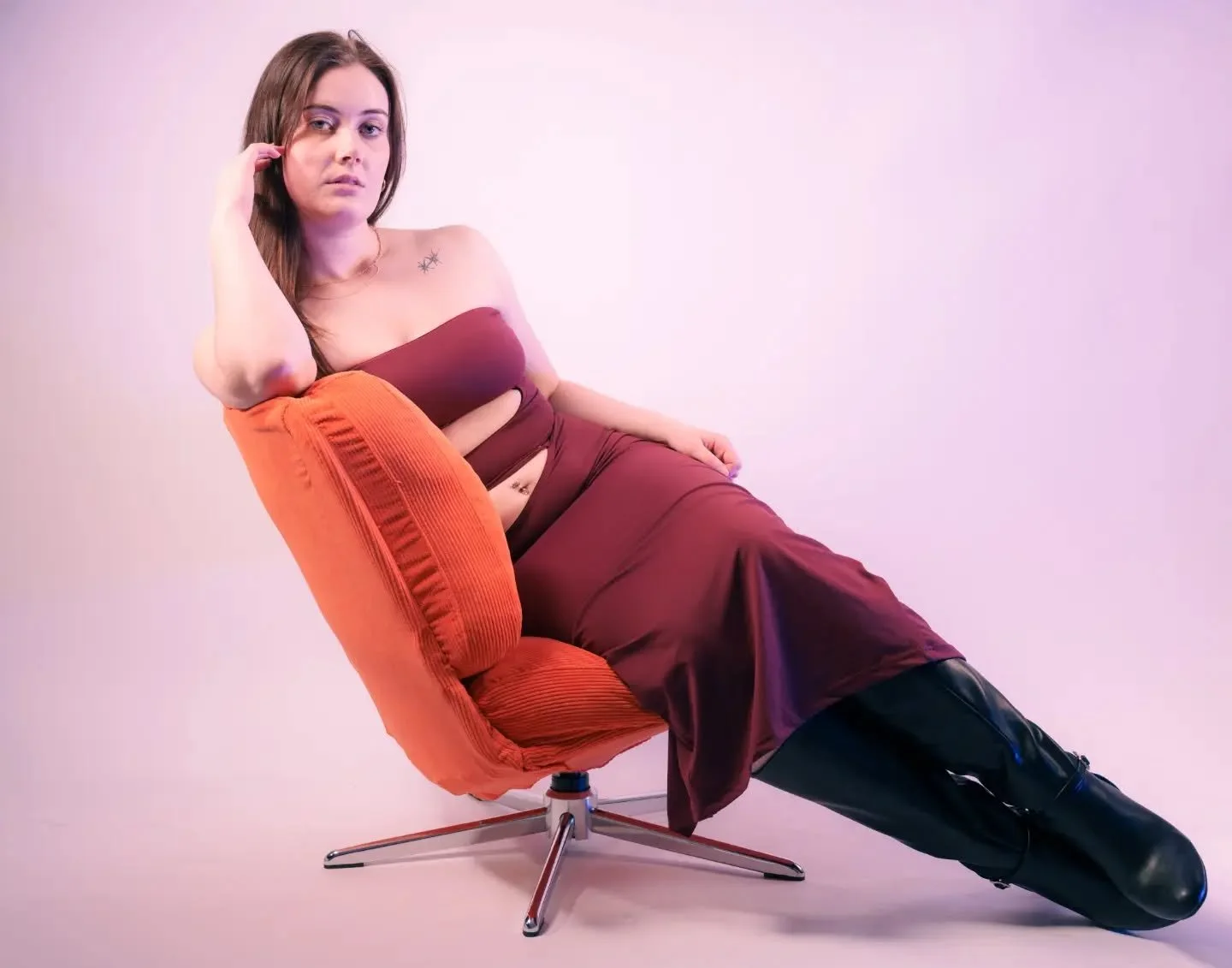 Aspiring model Evangeline being helped on her journey by the trademark Orange seat.

Model - @evangelene_gallo 
📸 - Sony A7CR paired with 20-70mm G lens.

#sydneymodel #sydneyphotographer #studioshoot #photoshoot #modelshoot