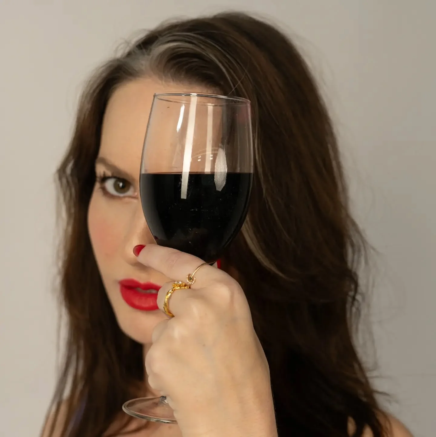 Throwback to @roseraven.xo staring down a glass of poor red wine.

Model - @roseraven.xo 

📸 - Sony A7CR paired with Sony 20-70mm f/4 G lens.

#sydneymodel #sydneyphotographer #studioshoot #photoshoot #portraitphotography
