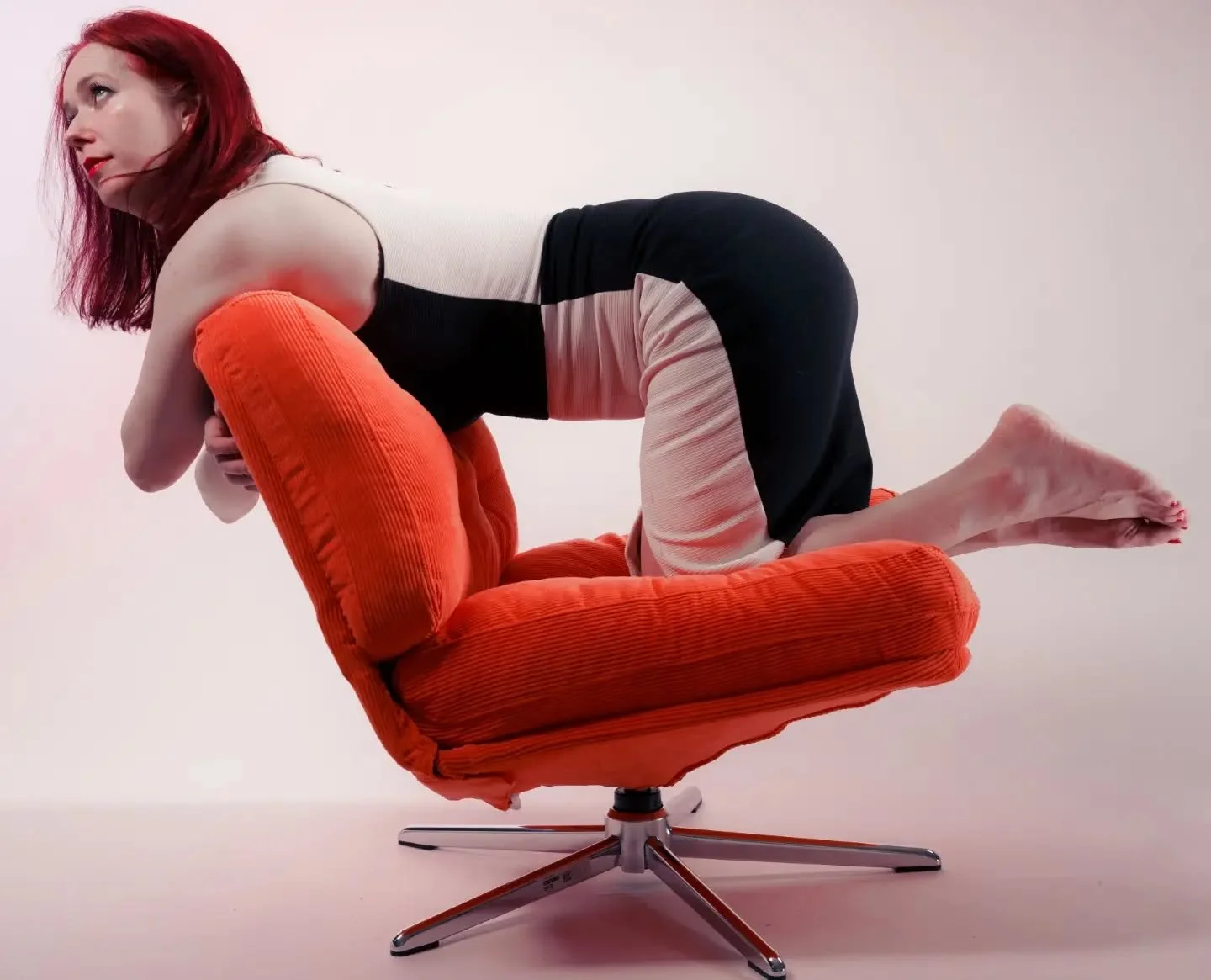 Forming a square with the orange chair ! 

Model - @kimberly_bears_insta 

📸 - Sony A7CR paired with Sony 20-70mm f/4 G lens.

#sydneymodel #sydneycreatives #sydneyphotographer #studioshoot #photoshoot
