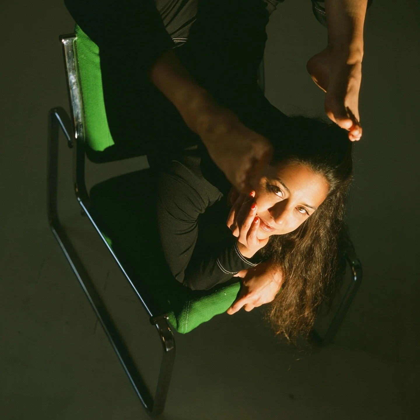 MIROIR MIROIR

J&rsquo;use les miroirs. Regarde au mauvais endroit, sans remercier ceux qui les tendent. 

La vie valse, sur un temps de 3, elle m&rsquo;emporte, tel un rock diabolique. 

Respire Lu. Je suffoque. Perd pied, et je tombe. J&rsquo;accep