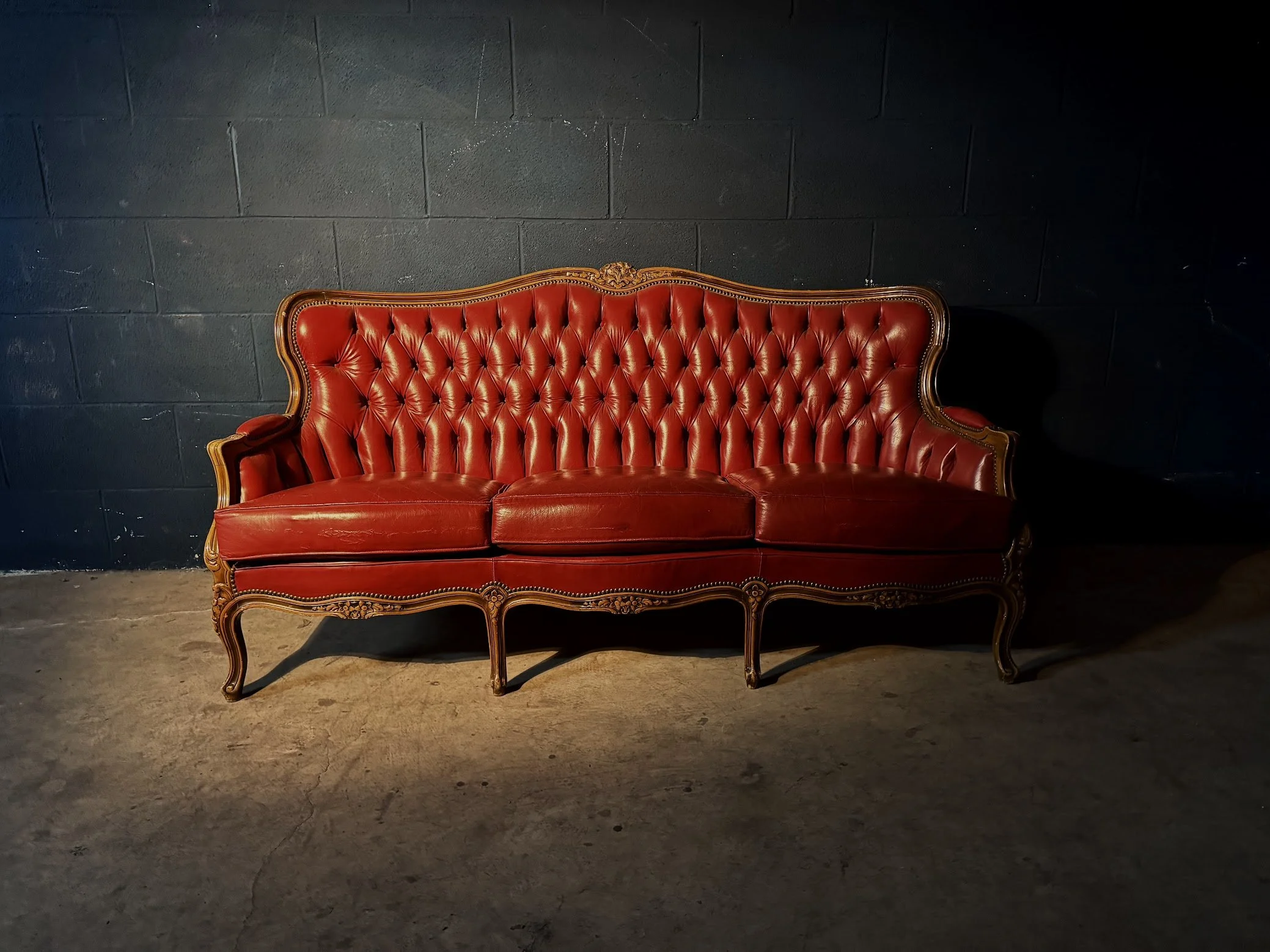 Divano Chesterfield Royale in Pelle Bordeaux e Legno Intagliato