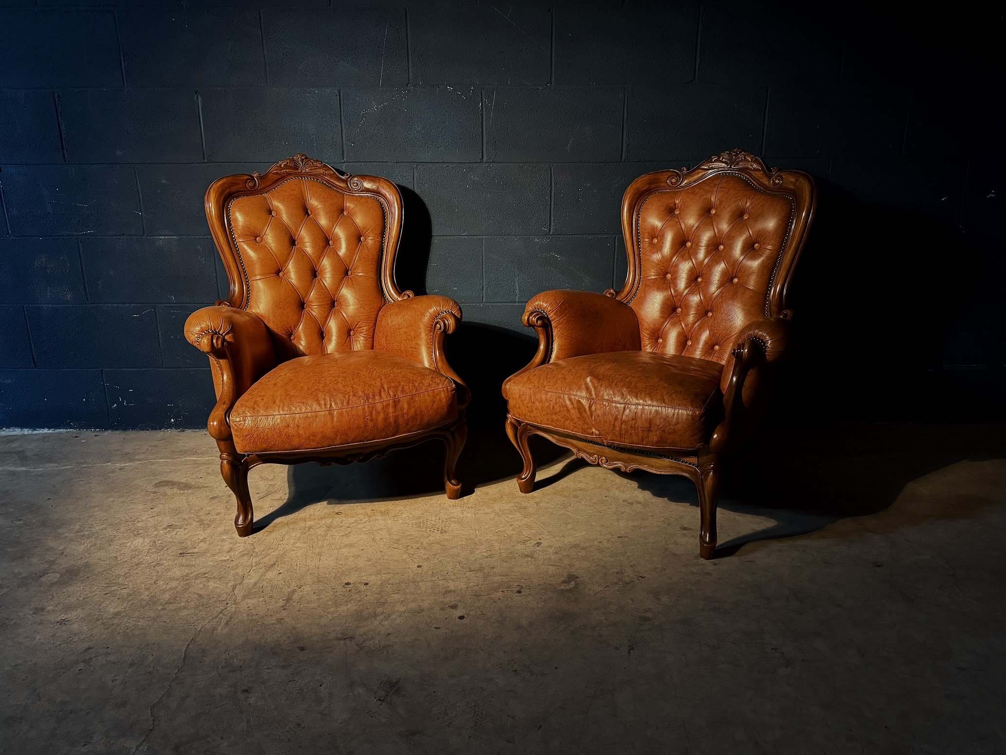Coppia di Poltrone in Cuoio Capitonné
