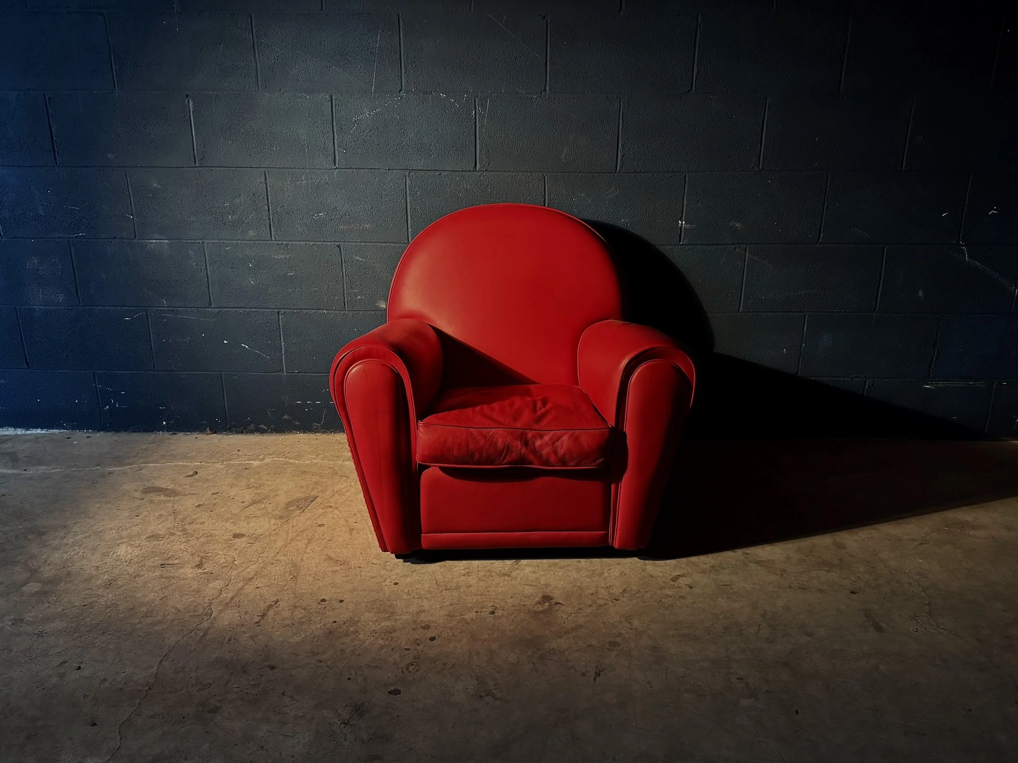 Poltrona rossa in pelle e velluto