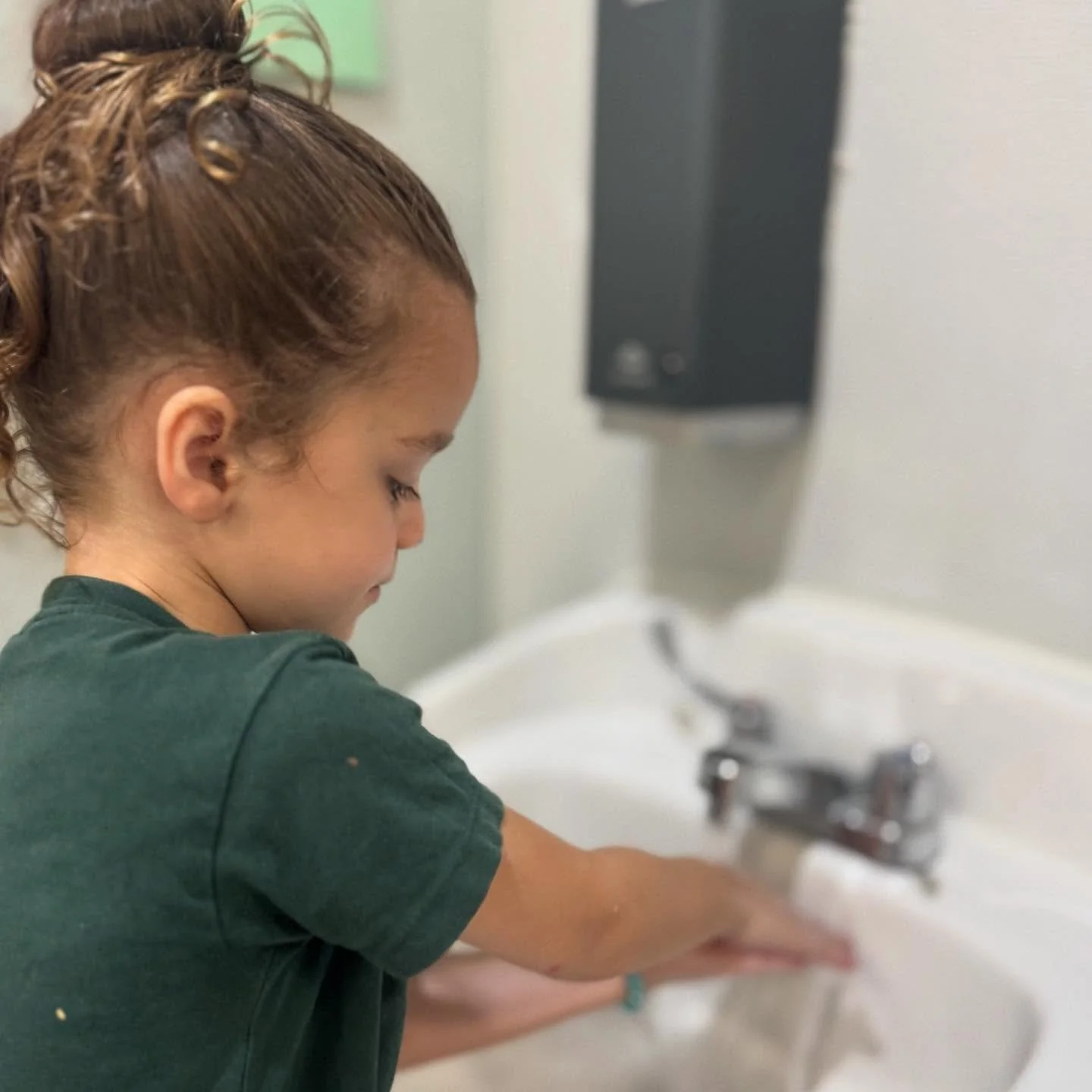 🧼🖐️ Let&rsquo;s Wash Our Hands! / &iexcl;Lavemos Nuestras Manos!

At Evergreen, we teach children that caring for our bodies is part of caring for others. 💚

✨ Washing hands is one of the simplest and most effective ways to stay healthy!
We practi