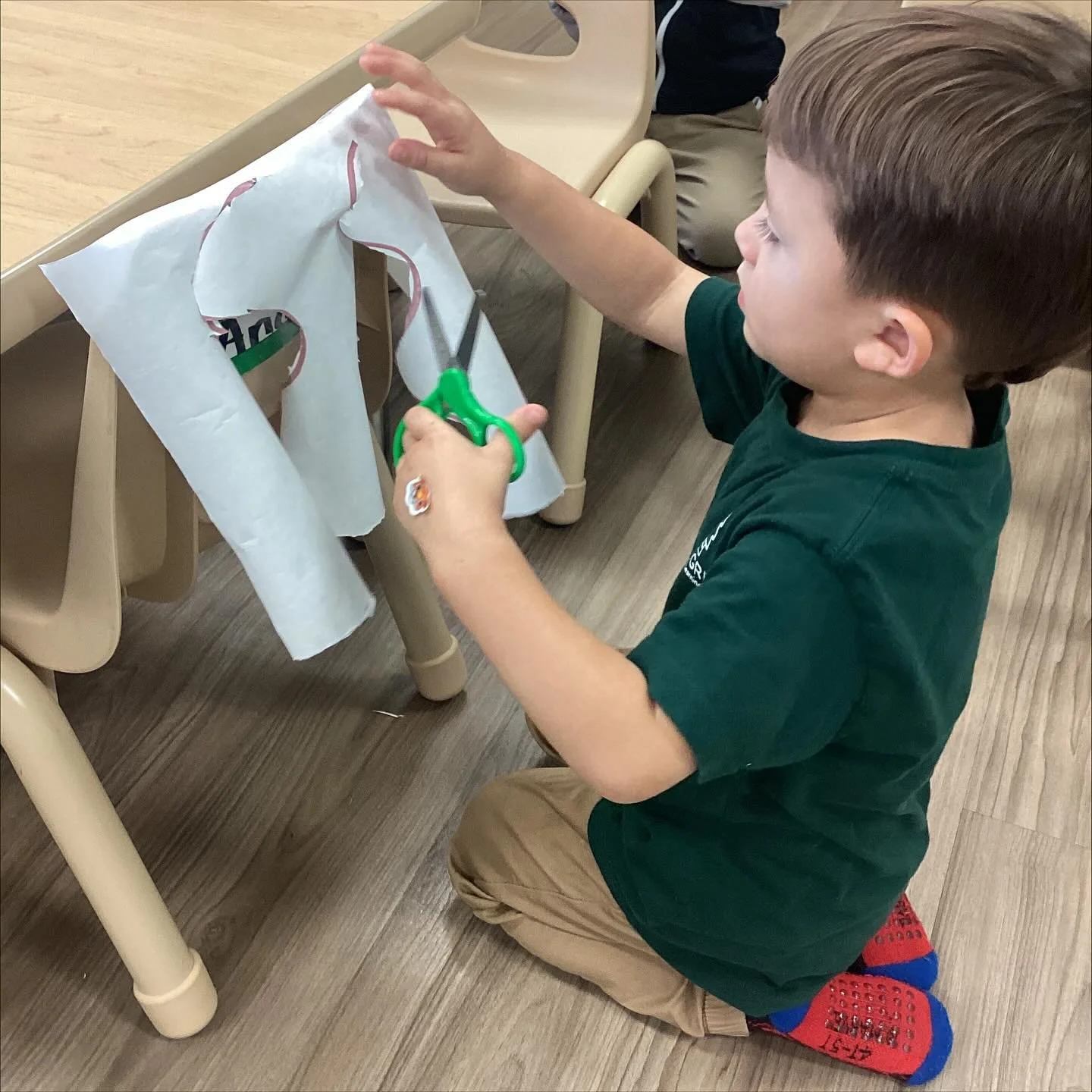Learning to use scissors is more than just cutting paper &mdash; it&rsquo;s about developing fine motor skills, coordination, and concentration!
At Evergreen, we guide children step-by-step to hold, open, and close their scissors safely and confident