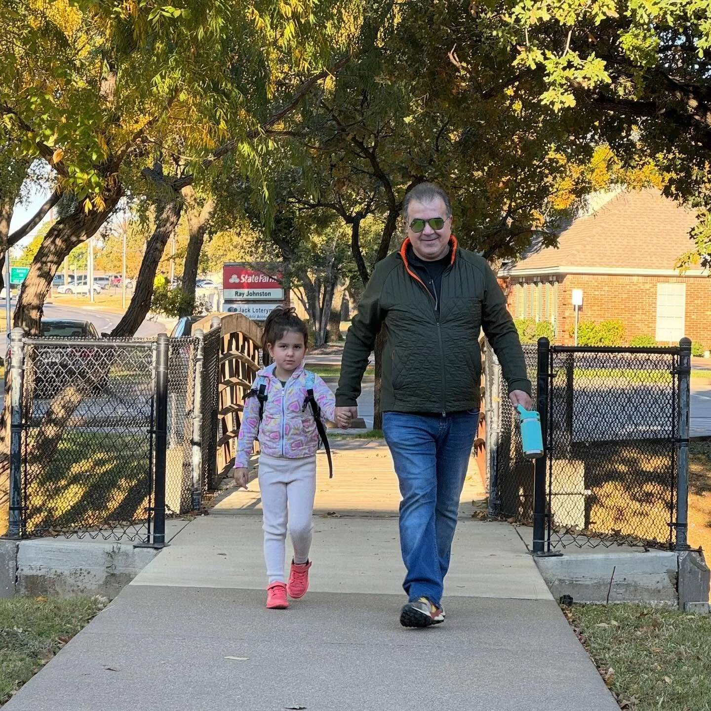 🍂❄️ Low Temperatures Are Here! / &iexcl;Llegaron las bajas temperaturas!

As the weather gets colder, let&rsquo;s make sure our little ones stay safe, warm, and ready for a successful school day! 🧤🧣

Here are a few friendly reminders for families: