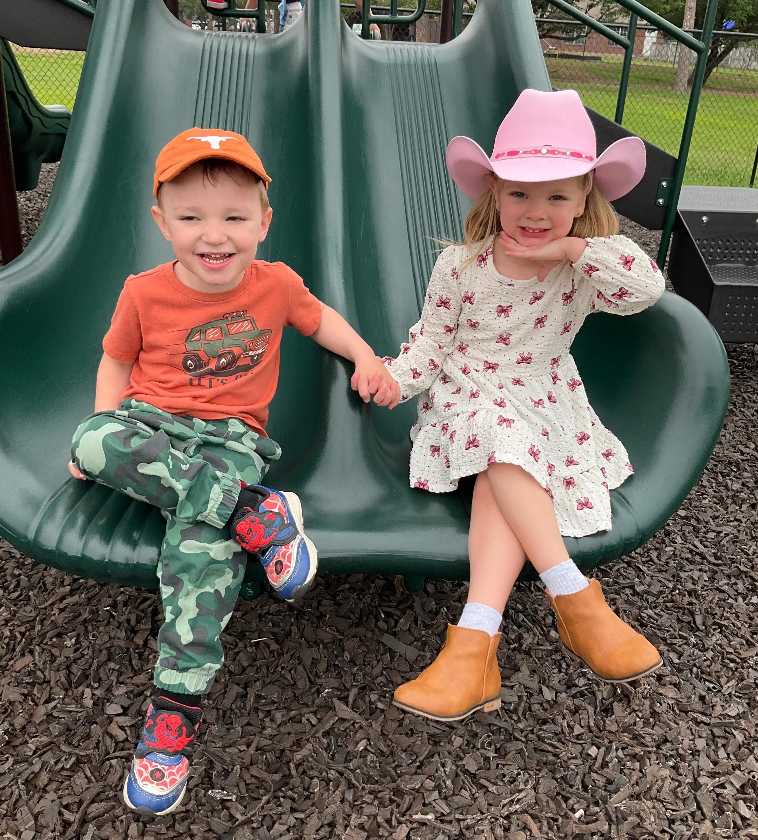 At Evergreen Bilingual Learning Center￼, friendships are an important part of the preschool experience. 💛

Through play, conversations, teamwork, and daily interactions, children learn how to:
✨ Share and take turns
✨ Show kindness and empathy
✨ Com
