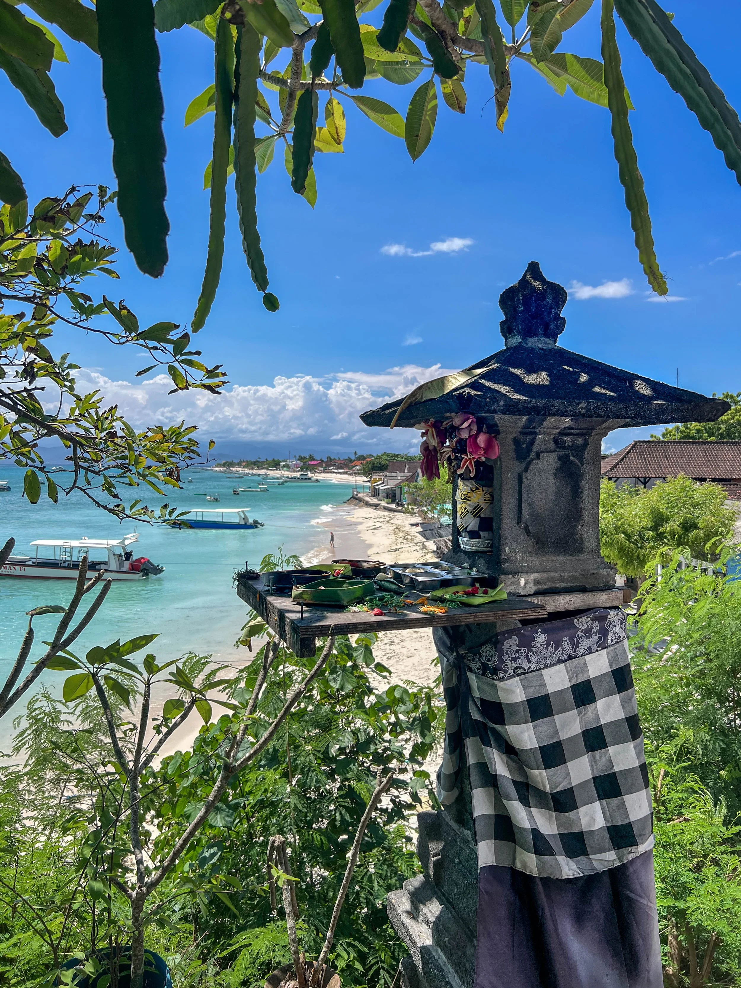 Nusa lembongan temple beach 01.jpg