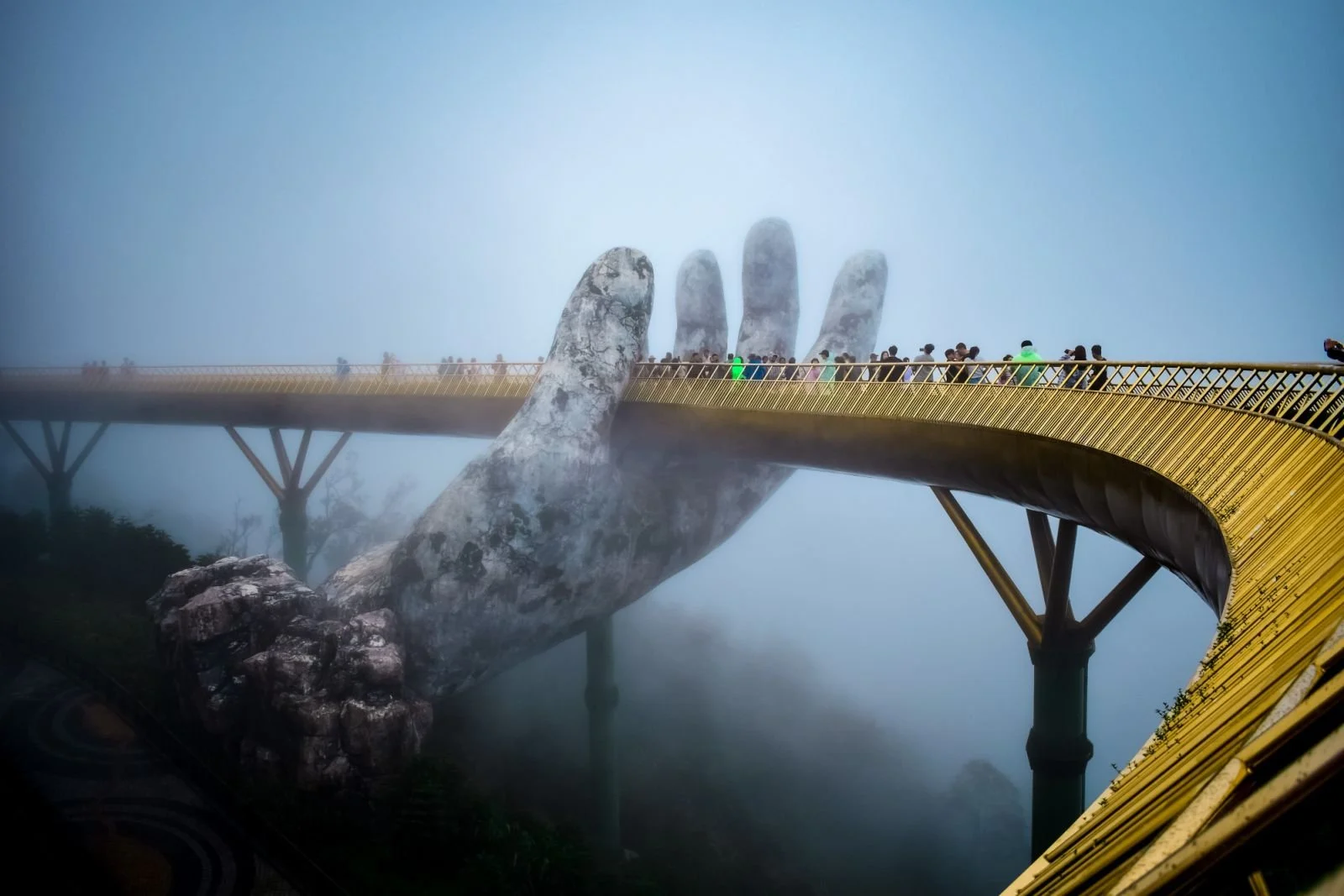 Pont d'or en main à Danang.jpg