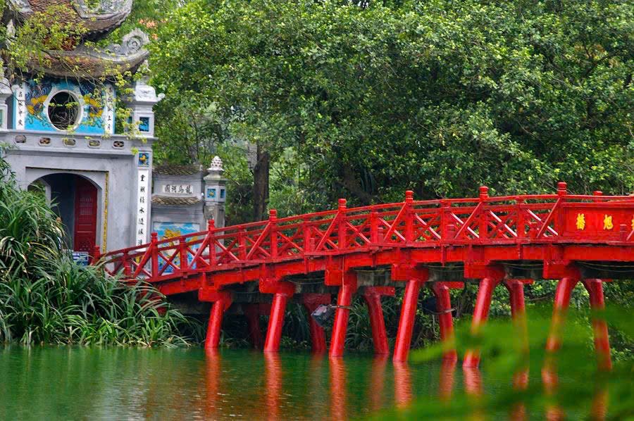 Pont rouge à Hanoi.jpg