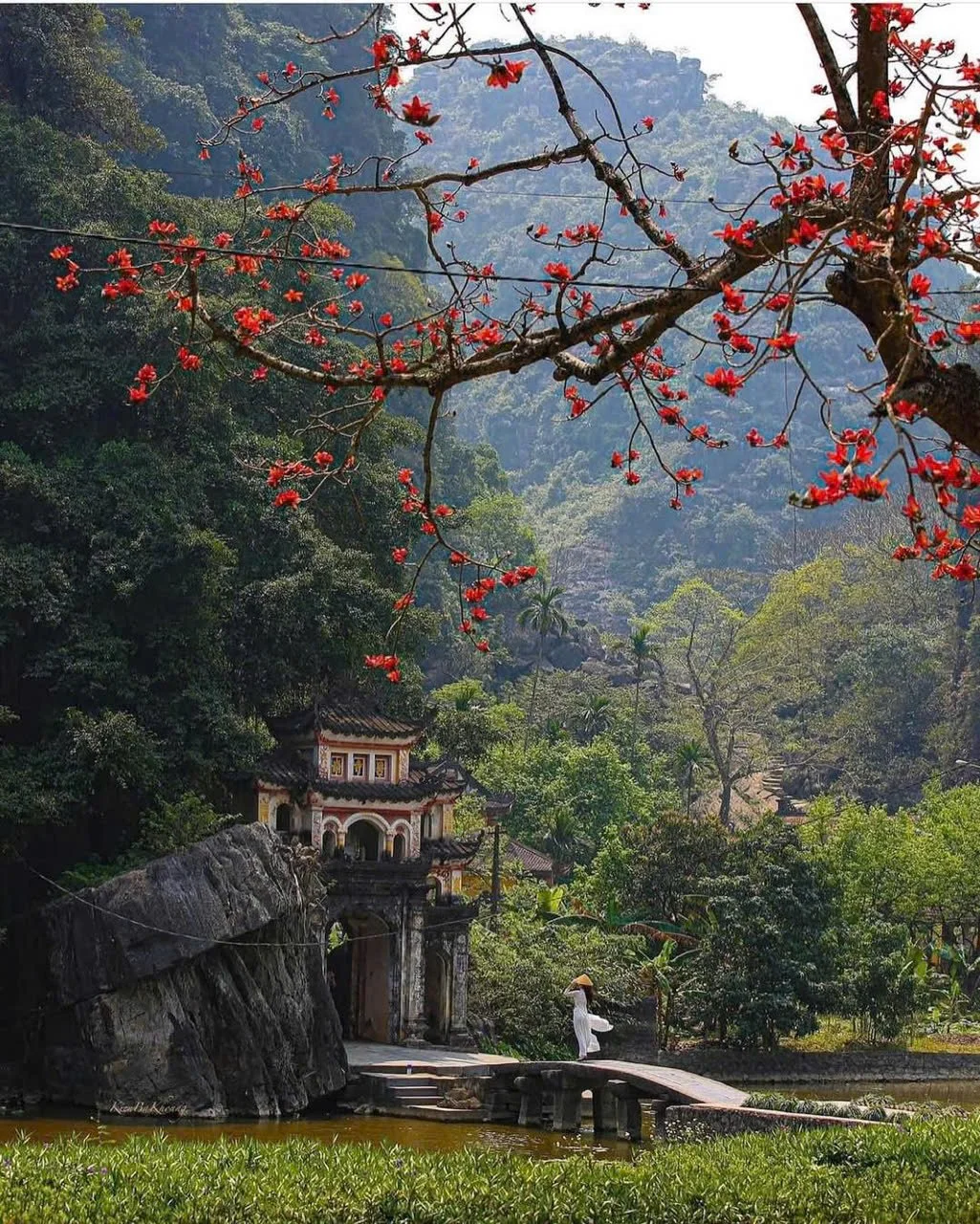 Pagode Bich Dong à Tam Coc ( Halong terrestre).jpg