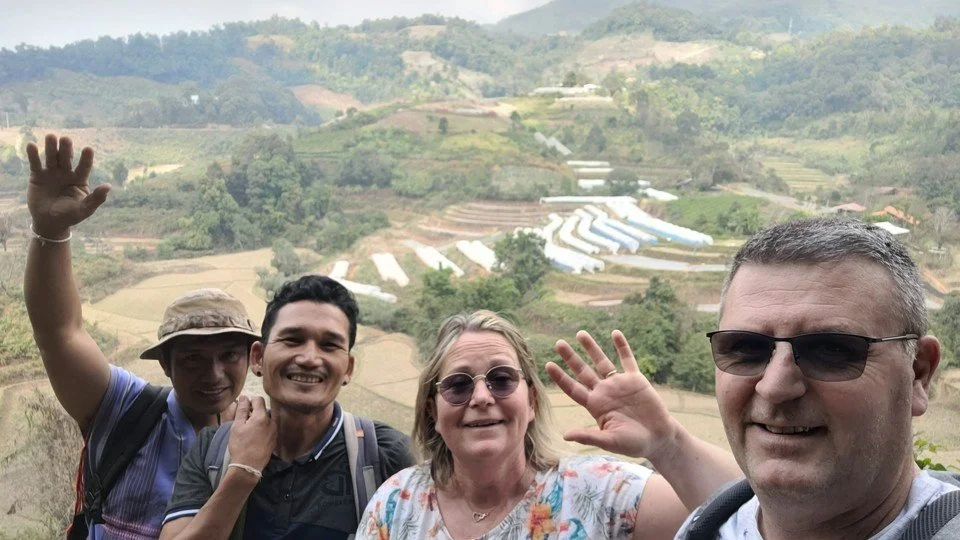 Couple de voyageurs heureux avec leurs 2 guides dans le Nord de la Thailande.
