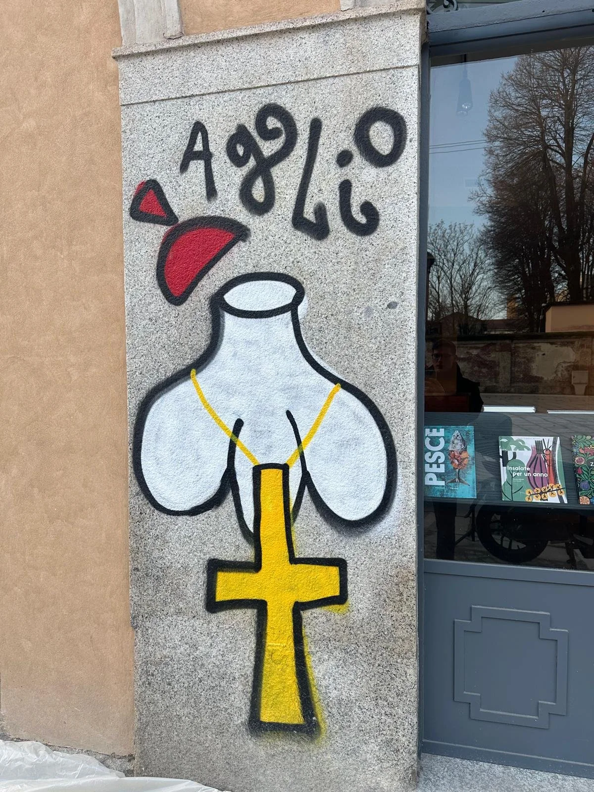 Graffito di aglio vestito da papa 
