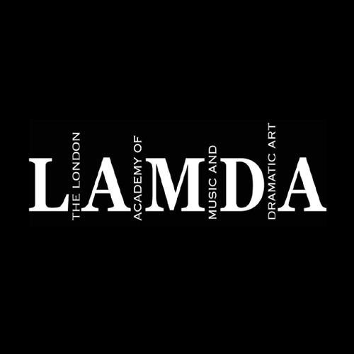 Logotipo com o texto 'The London Academy of Music and Dramatic Art' ao redor de 'LAMDA' em destaque.