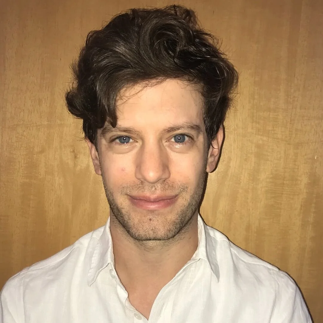 Ícone de perfil de usuário padrão, com um fundo preto e uma silhueta cinza de uma pessoa sem detalhes.