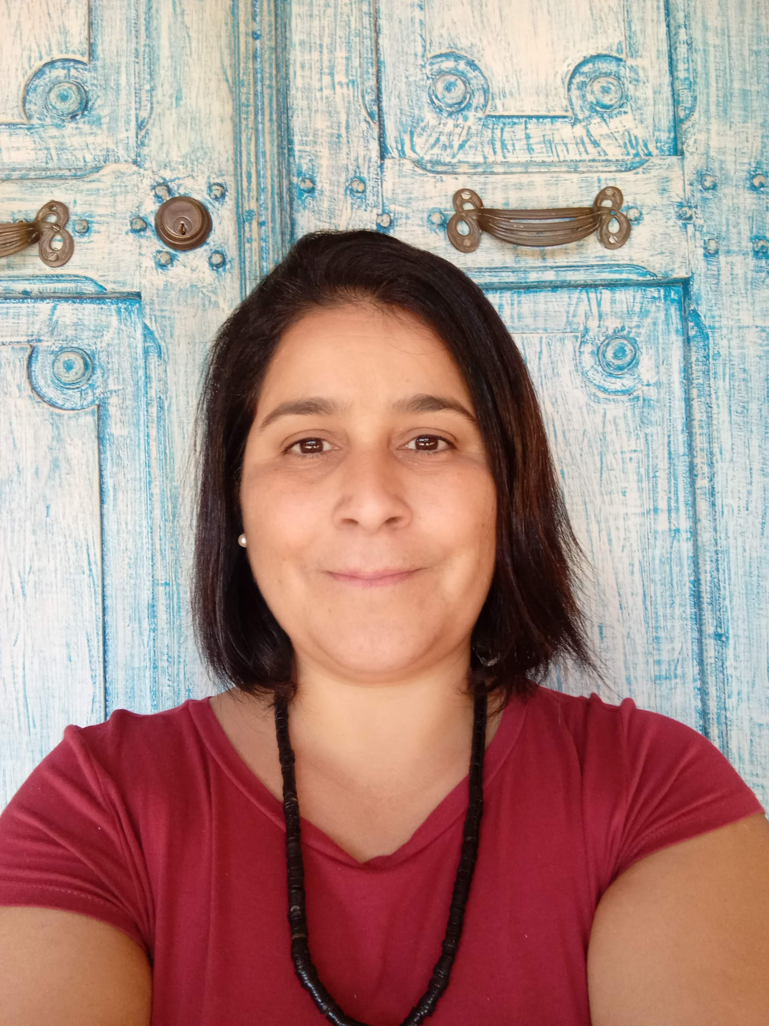 Ícone de uma pessoa representada por um círculo para a cabeça e uma linha curva para os ombros, em cinza, sobre fundo preto.