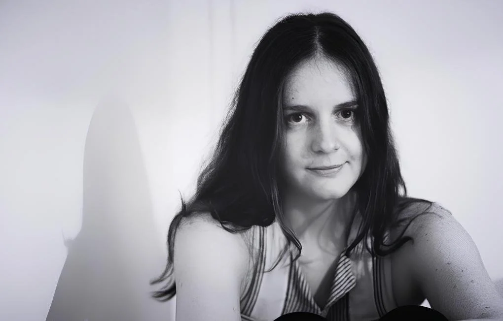 Ícone de perfil de usuário em cinza sobre fundo preto, representando uma pessoa.