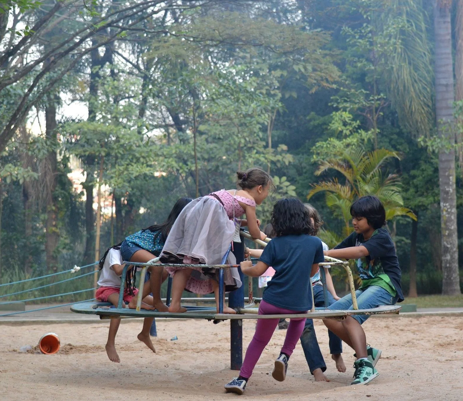 Pós-graduação em Arte e Educação convida para aula aberta sobre Ambientes brincantes