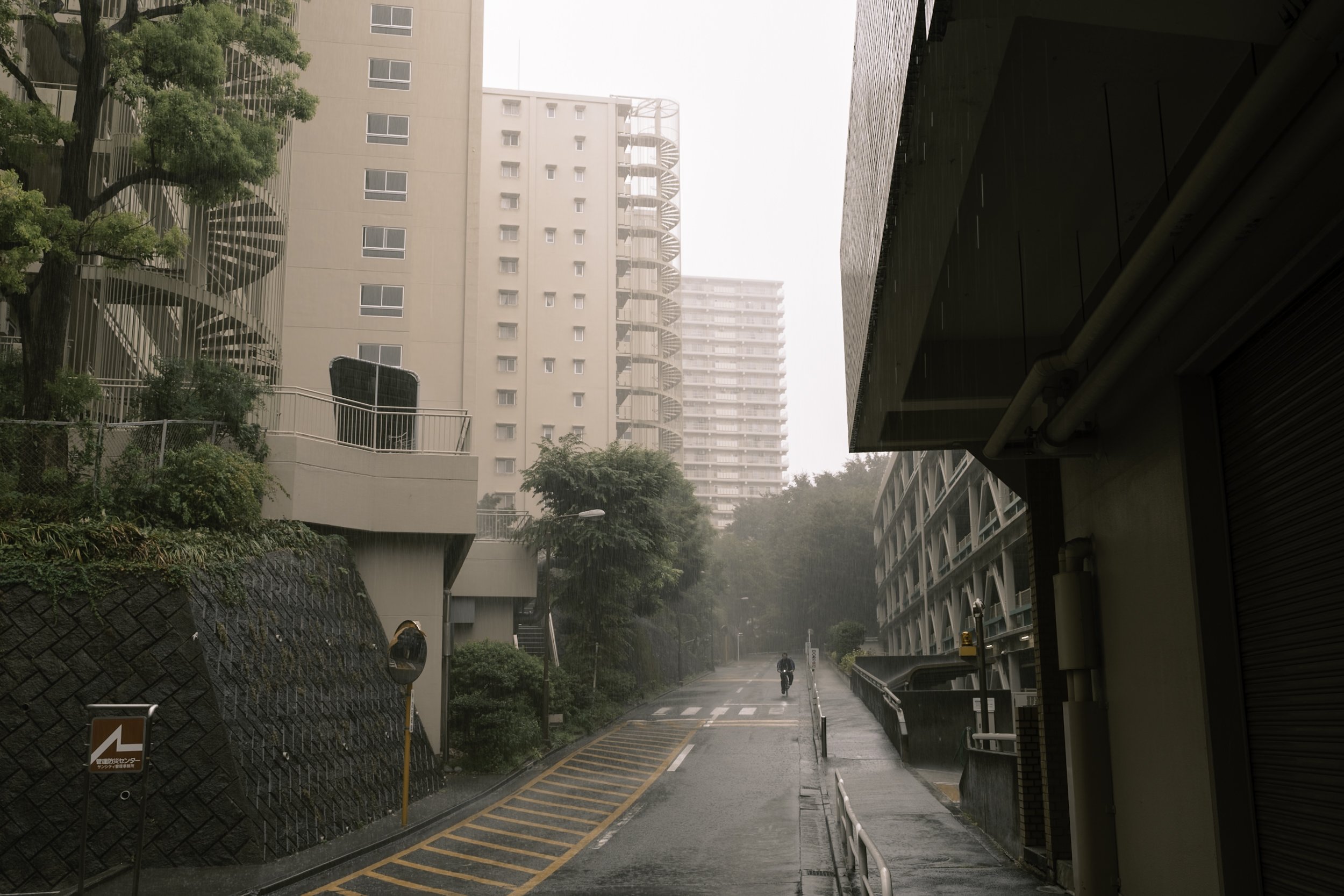 僕らはもう、無垢な新品には戻れない。団地の「ノイズ」が教えてくれる、不可逆なエスカレーターの乗り方。 