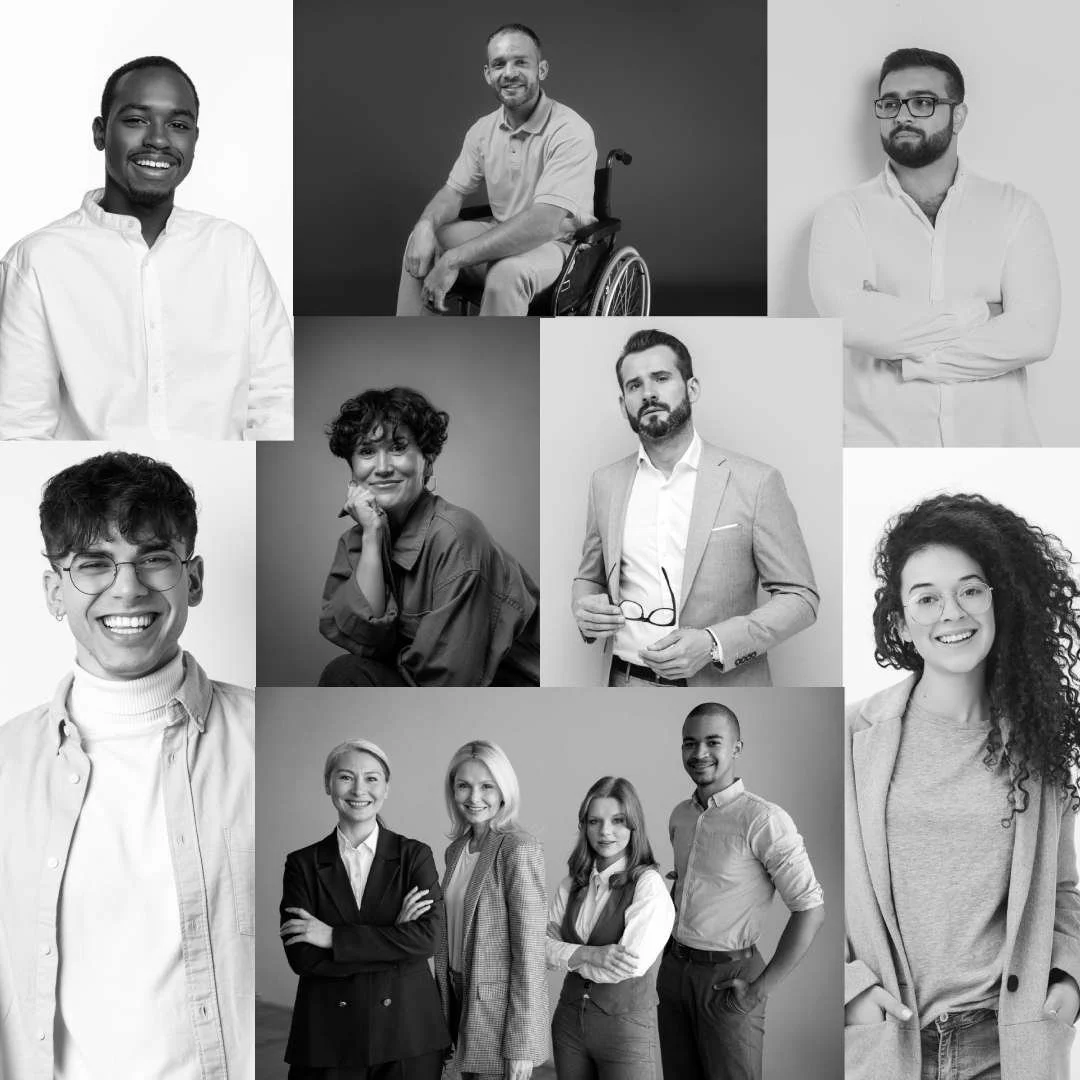 Coleção de retratos de pessoas diversas, em preto e branco, incluindo homens e mulheres de diferentes etnias, algumas com roupas formais, uma pessoa em cadeira de rodas, todas com expressões sorridentes ou pensativas, apresentando uma variedade de idades e estilos.