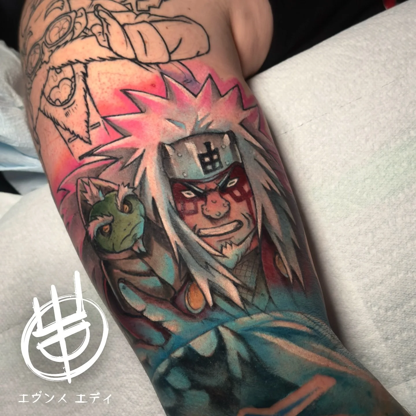 Super fun sleeve in progress #jiraya and #fukasaku on top of the arm the incredible #masterroshi Can&rsquo;t wait to finish 🤓 Made with love and @starbritecolors @purklenz @hustlebutterdeluxe @tommyssupplies @ajconly_official  #starbritecolors
#anim