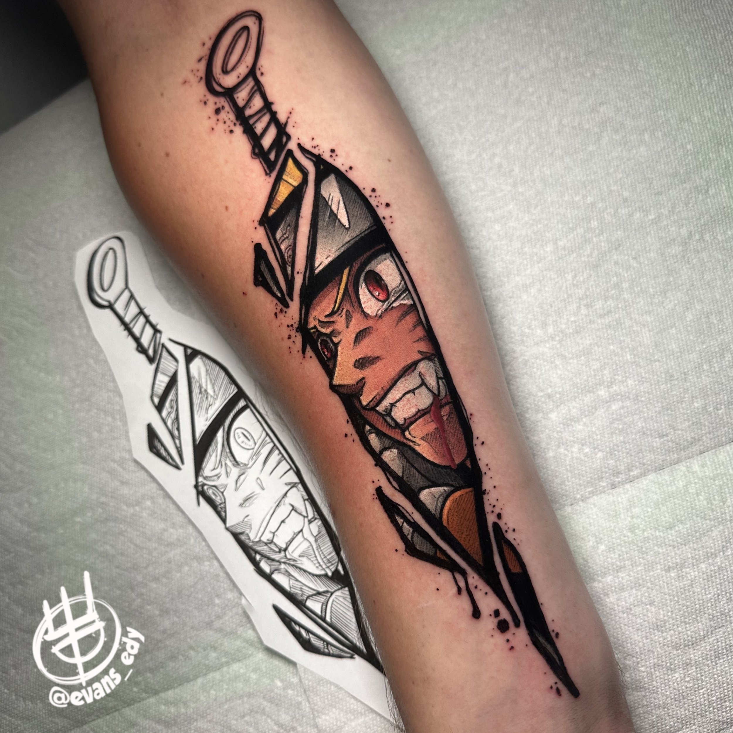 Tatouage de Naruto Uzumaki avec un style coloré et esquissé sur le bras.