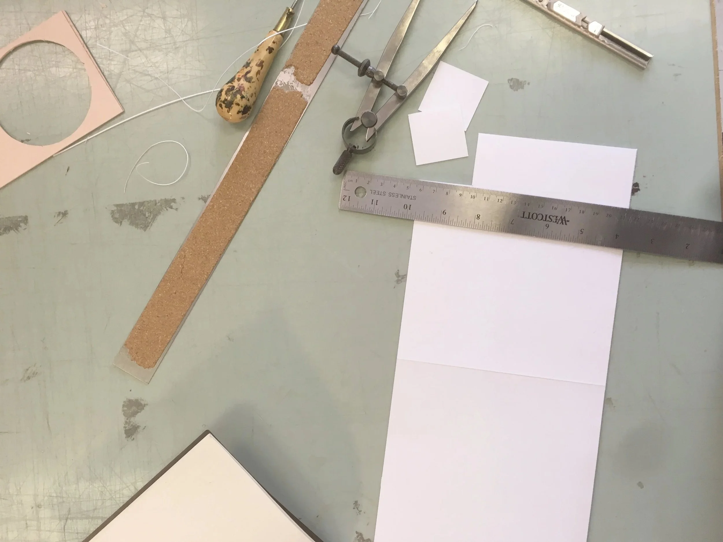 Outils de dessin et de coupe, règle en métal, compas, un outils pour le cuir, carton blanc pour des gabarits ou des patrons, pour réaliser des sacs et accessoires en cuir